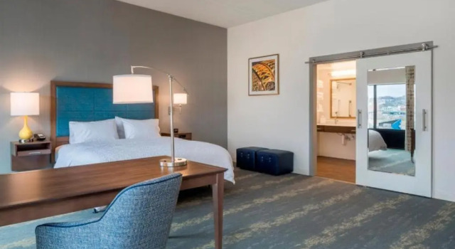 Люкс Hampton Inn & Suites Newport/Cincinnati, KY