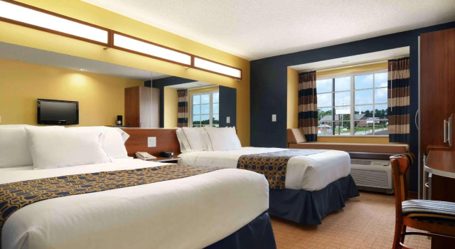 Четырёхместный номер Standard Microtel Inn & Suites by Wyndham Columbus Near Fort Benning