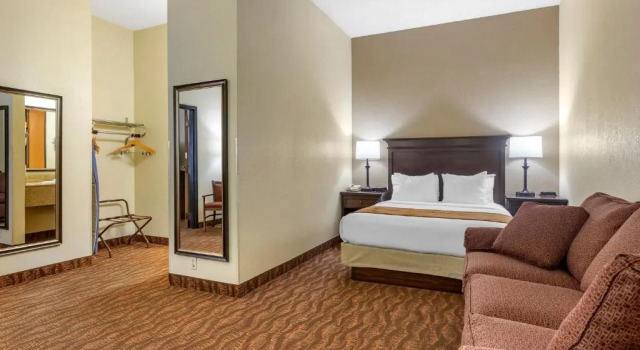 Четырёхместный люкс Comfort Inn at Thousand Hills