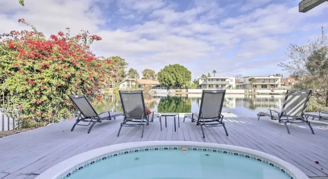 Sun Deck, Hot Tub & Kayak: Lakefront Tempe House, Забронировать Дом для отпуска Пруд в Темпе 