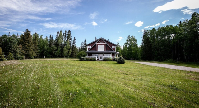 LUXURIOUS 5-Br Acreage | Year-Round Heated Pool & HotTub | Mtn View | Pool Table, Book Hotel Hoteller i Hinton med parkering, Parkering