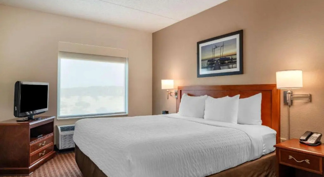 Люкс Clarion Suites at The Alliant Energy Center