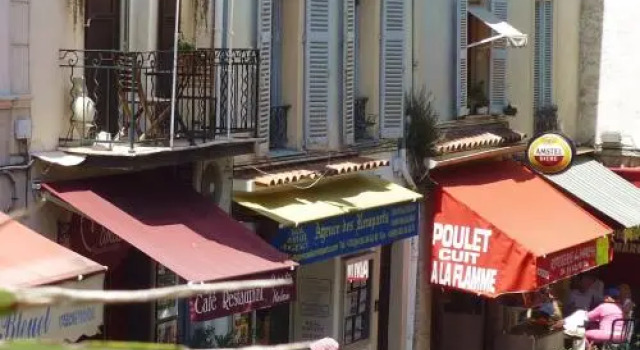 Balcony over Provencal Market, Old Antibes, Забронировать Апартаменты/квартира Апартаменты Антиб, рядом с Antibes Archaeology Museum, Апартаменты/квартира