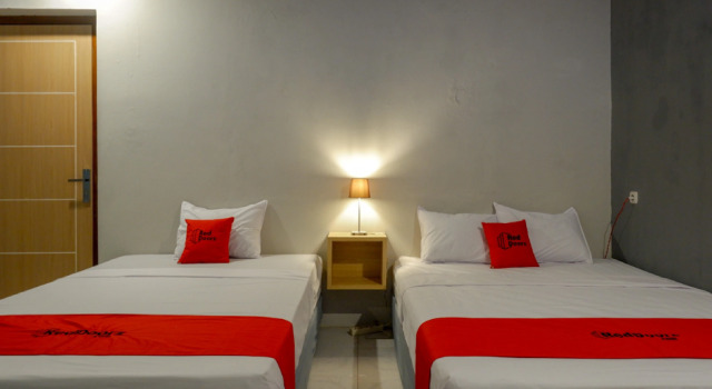 Standard Family room RedDoorz Syariah @ Jalan Sultan Agung Tegal