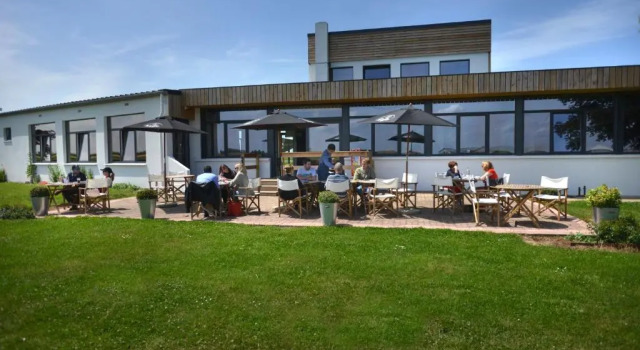 Logis Hôtel & Restaurant de lAérodrome de la Baie de Somme, Забронировать Отель Отели Соммы с парковкой, Парковка