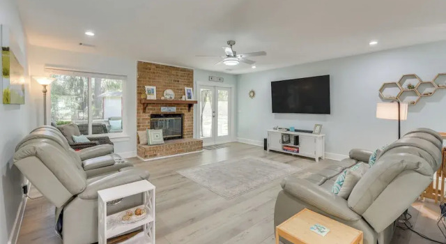 5 Mi to Dtwn Beaufort: Home w/ Screened-in Patio