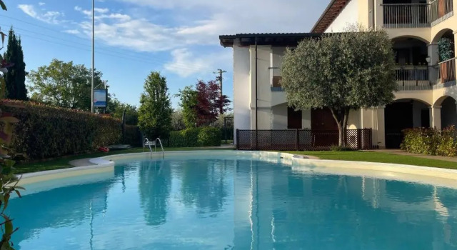 Appartamento con giardino privato, piscina e spiaggia a 500mt, Забронировать Апартаменты/квартира Апартаменты Лугана-ди-Сирмионе, Апартаменты/квартира