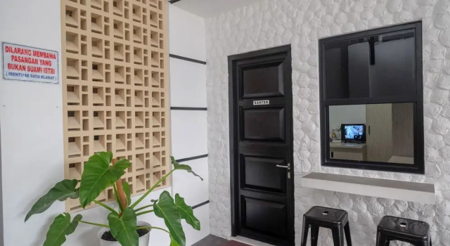RedDoorz Syariah Near Perempatan Kartasura, Boek Hotel Solo. Central Java