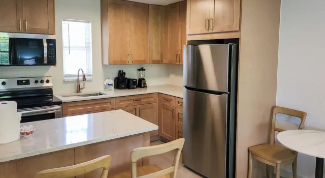 Люкс с 2 комнатами с видом на бассейн Marco Island Lakeside Inn