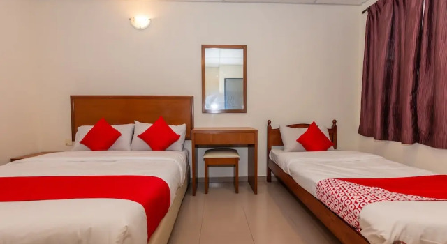 Люкс Superior OYO 90893 Hotel 68 Kampung Lapan