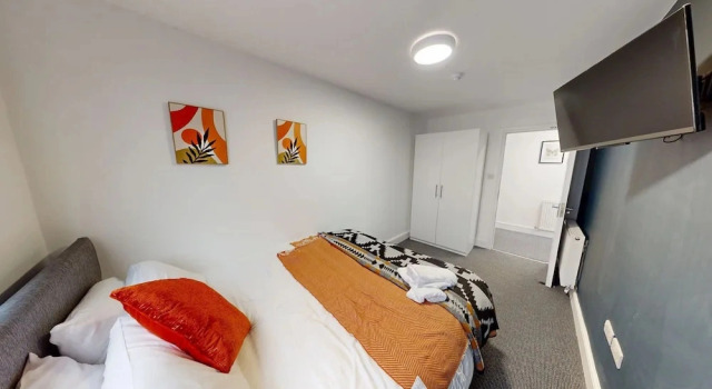 5 TVs 10 Mins to City 2 Showers Parking, Забронировать Дом для отпуска Коттеджи Ливерпуля, рядом с Городская церковь Ливерпуля, Коттедж