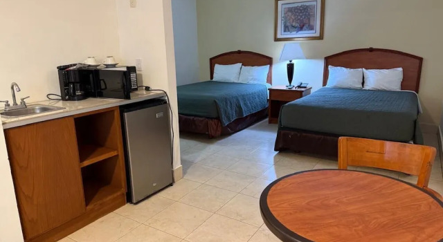 Четырёхместный полулюкс Hafersons Inn Hotel & Suites