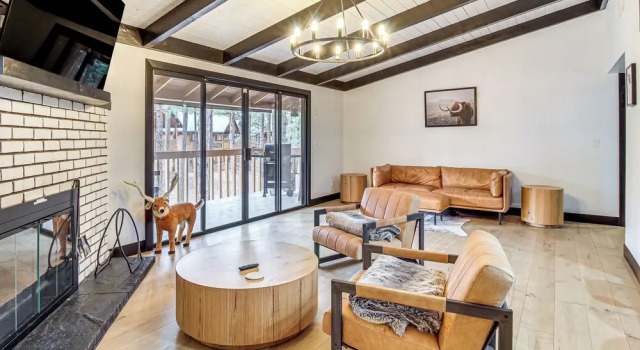Апартаменты Sledding Thrills & Fireside Warmth: Pinetop Home