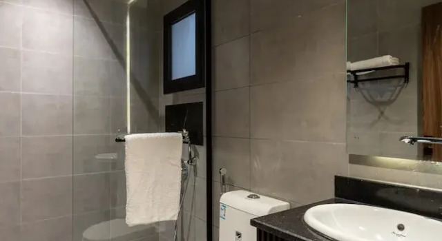 Three BR Luxurious & Spacious Flat in Almadinah