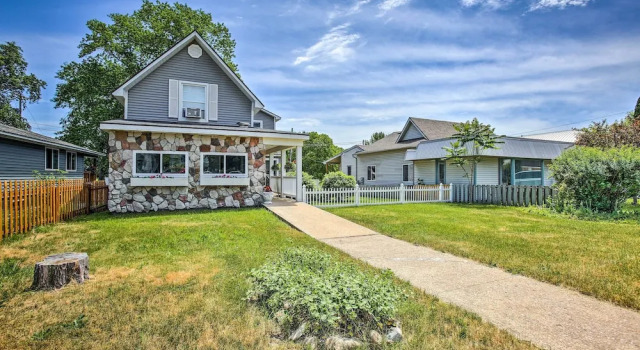 Коттедж с 3 комнатами с балконом Elegant Stone Cottage: Steps to Crystal Lake Beach