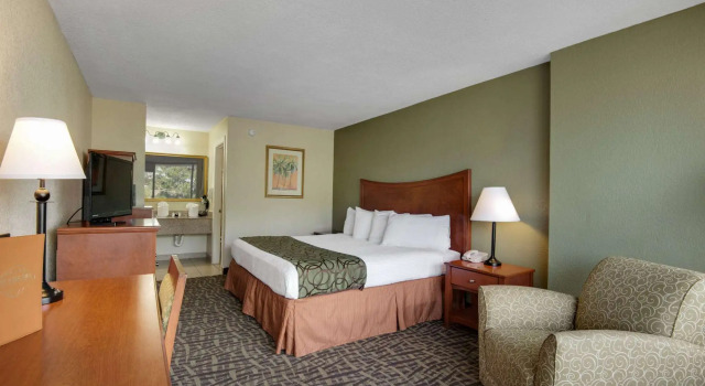 Baymont by Wyndham Panama City Beach, Забронировать Отель Панама-Сити Панхэндл Флорида, рядом с Загородный клуб "Сигнал Хилл"