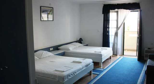 Четырёхместный номер Standard с балконом Hotel Ivan