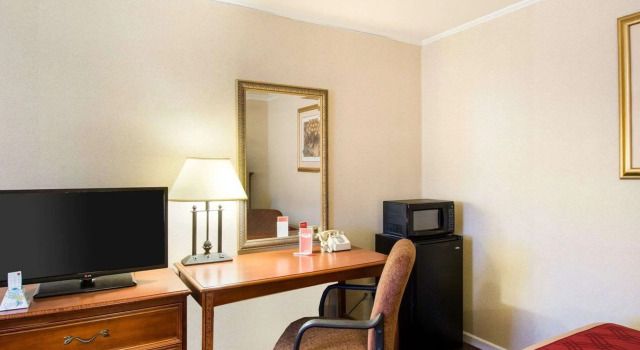 Econo Lodge Inn & Suites, Book Hotel Northborough Massachusetts
