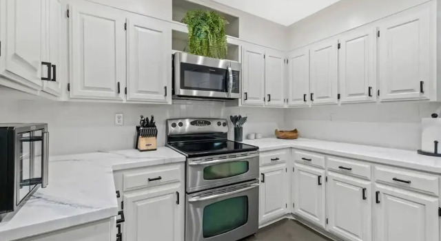 Tunnel Vision Trail Home -8 Min From Lake Windsor! 4 Bedroom Home by Redawning, Varaa Hotelli Bella Vista 