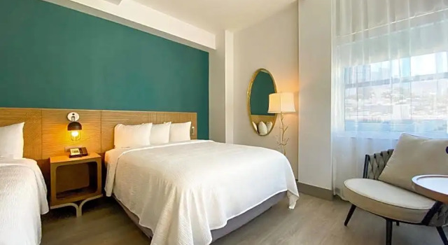 Номер Signature с видом на город Marseilles Beachfront Hotel