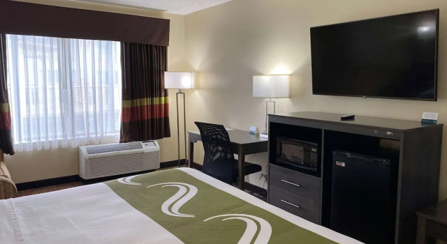 Двухместный номер Standard AmericInn by Wyndham Fort Atkinson