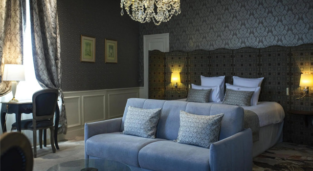 Двухместный семейный номер Deluxe Hotel & Spa Le Grand Monarque, BW Premier Collection
