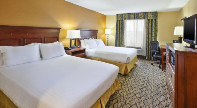 Четырёхместный номер Standard Holiday Inn Express Hotel & Suites - Belleville Area by IHG