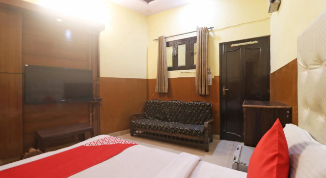 Hotel Dakshit Inn by OYO Rooms, Забронировать Отель Гургаон 