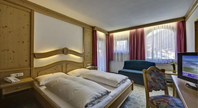 Трёхместный номер Standard с балконом и с видом на горы Hotel zum grünen Tor