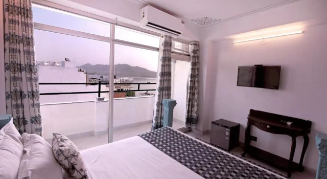 Номер Premium с балконом и с видом на озеро The Lake View Hotel- On Lake Pichola