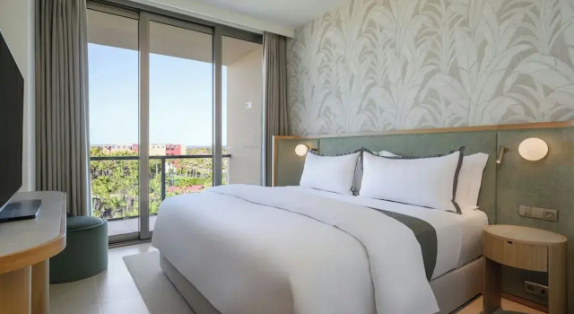 Двухместный полулюкс с балконом и с видом на бассейн The Westin Salgados Beach Resort, Algarve