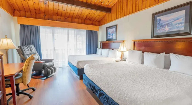Номер Standard с балконом Waves Oceanfront Resort