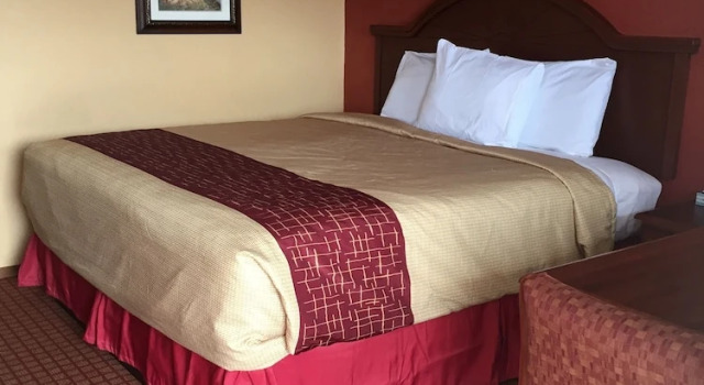 Трёхместный семейный номер Standard с 3 комнатами DeQueen Courtyard Inn