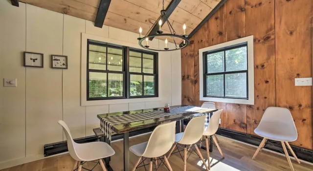 Коттедж Sleek Cabin w/ Deck, 8 Miles to Mount Snow & Hikes