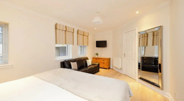 JOIVY Modern flats near Edinburgh Castle, Забронировать Апартаменты/квартира Апартаменты Эдинбурга, рядом с Scottish Widows Bank Plc, Апартаменты/квартира