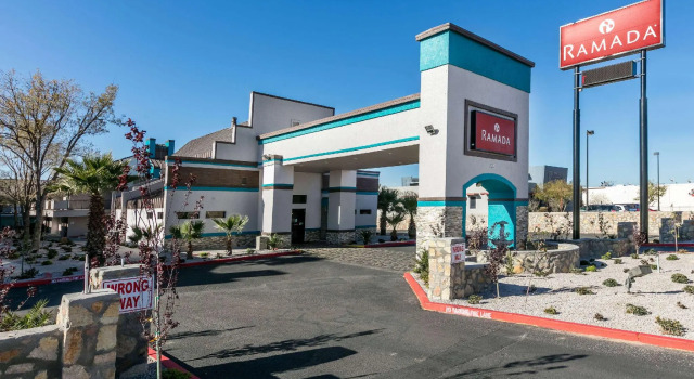 Кровать в общем номере Ramada by Wyndham El Paso