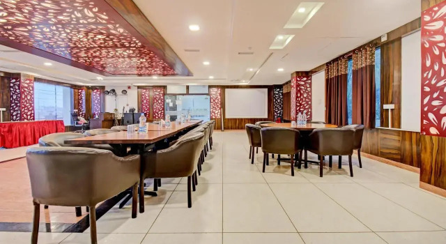 Treebo Silver Grand, Забронировать Гостевой дом Отели Гомти Нагара с парковкой, Парковка