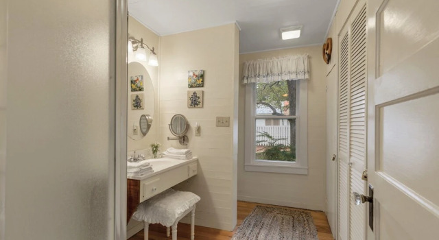 Charming Historic Home one Block From Mainst, Забронировать Отель Фредериксберг Texas Wine Country, рядом с Театр Rockbox