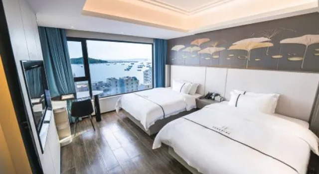 Семейный люкс с 2 комнатами с балконом и с видом на море Jinfeng Bay Hotel (Yangjiang Dongping Pearl Bay Branch)