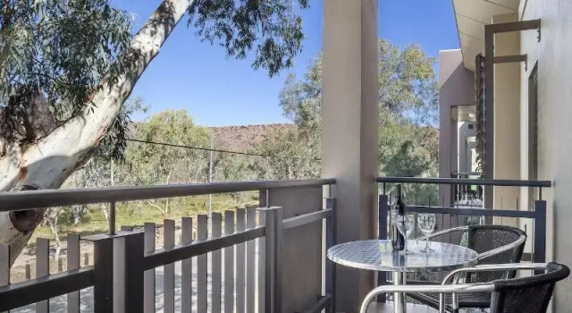 Двухместные апартаменты c 1 комнатой с балконом Quest Alice Springs