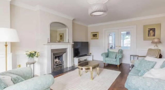 Stunning 5-bed House in London, Забронировать Дом для отпуска Коттеджи Лондона, рядом с Городской музей полиции, Коттедж
