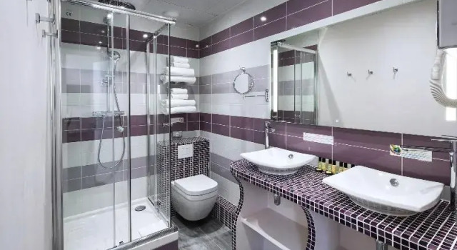 Кровать в общем номере Hôtel du Plat dEtain