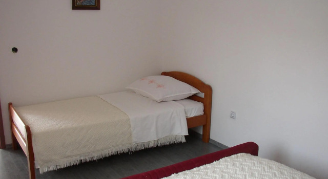 Luca - With Nice Courtyard - A2, Rezerwuj Hotel Povljana 