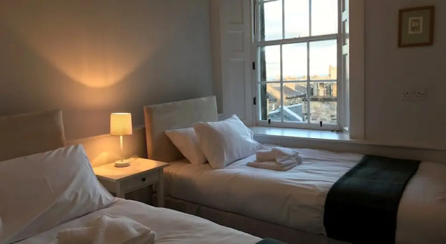 Georgian 3 Bedroom New Town Flat, Забронировать Отель Новый город Эдинбург, рядом с Железнодорожный вокзал Эдинбург-Уэверли