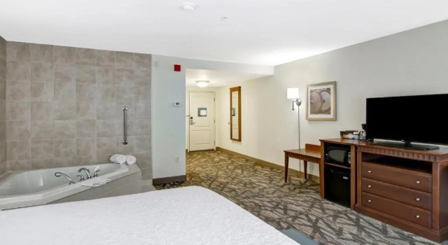Люкс Hampton Inn & Suites Saint John
