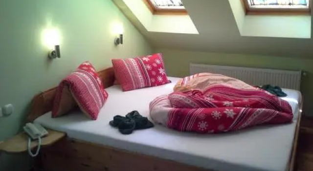 Korona Szálló, Book Hotel Hoteller i Western Transdanubia med parkering, Parkering