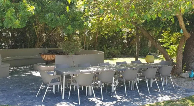 Beach House with DSTV & WIFI & basic housekeeping, Reservar Hotel Hotéis em Knysna com piscina, Piscina