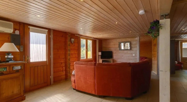 Riverside Chalet Retreat, Забронировать Шале Виллы Овернь-Рона-Альпы, Вилла