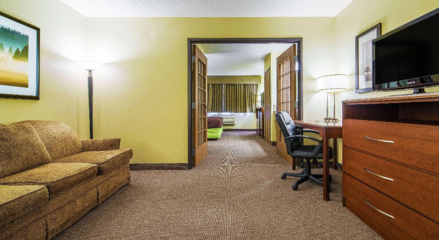 Двухместный люкс Deluxe c 1 комнатой AmericInn by Wyndham Sioux Falls