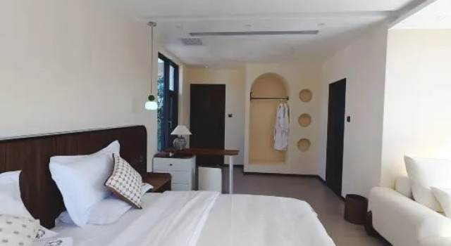 Кровать в общем номере с 4 комнатами Lijiang Huashan Yunshe Snow Mountain View Homestay